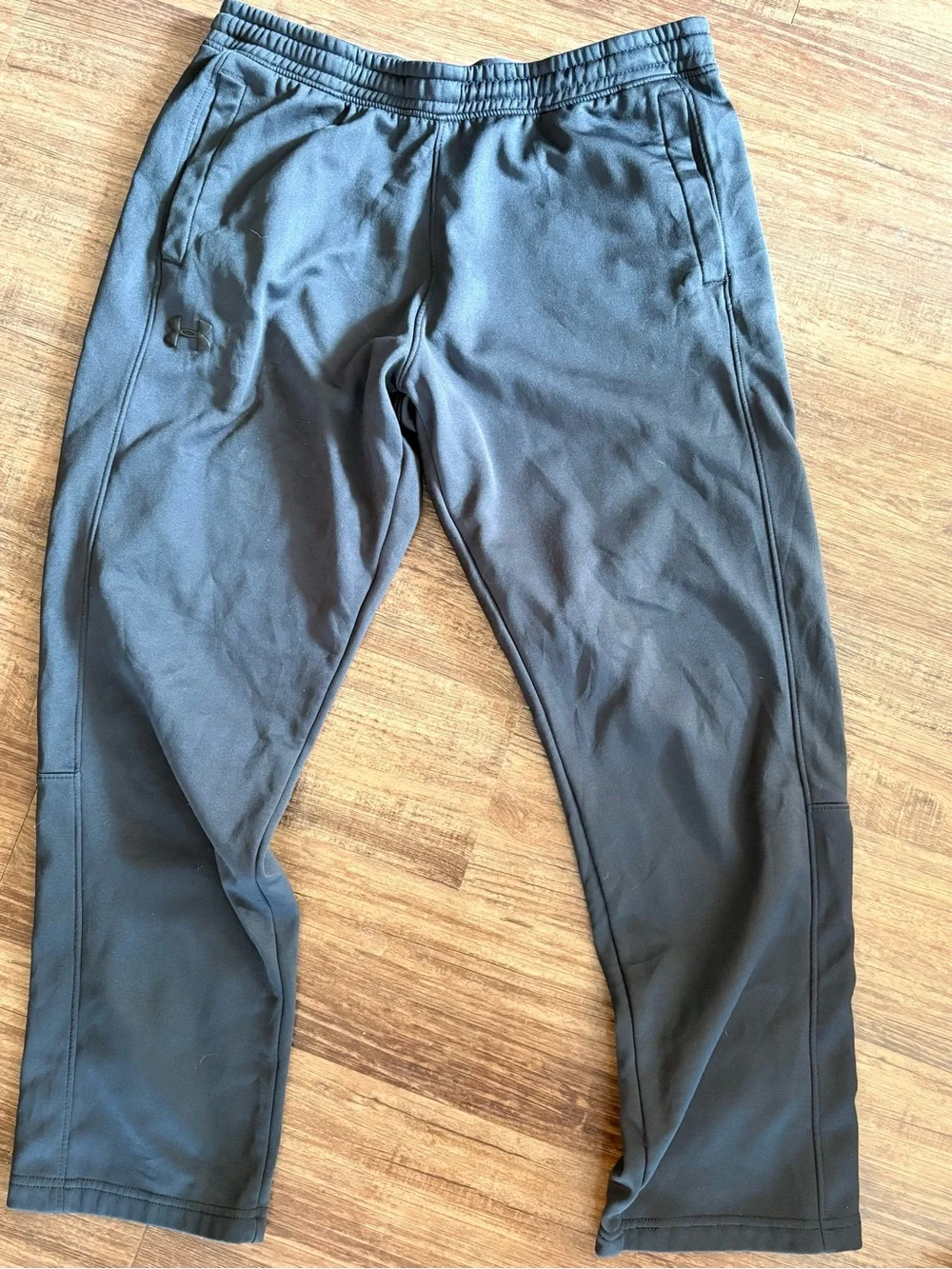 Under Armour Men's black XL Jogger Sweatpants. Loose fit. No cuffs on legs - Picture 6 of 7